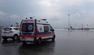 Transport medyczny Warszawa, lotnisko, na którym stoi karetka oraz kilka samolotów
