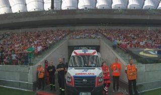 Karetka oraz personel medyczny na Stadionie Narodowym w Warszawie